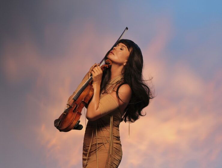 Асія Ахат - українська скрипалька світового рівня, композиторка та співачка, яка послідовно представляє Україну на міжнародній музичній сцені.