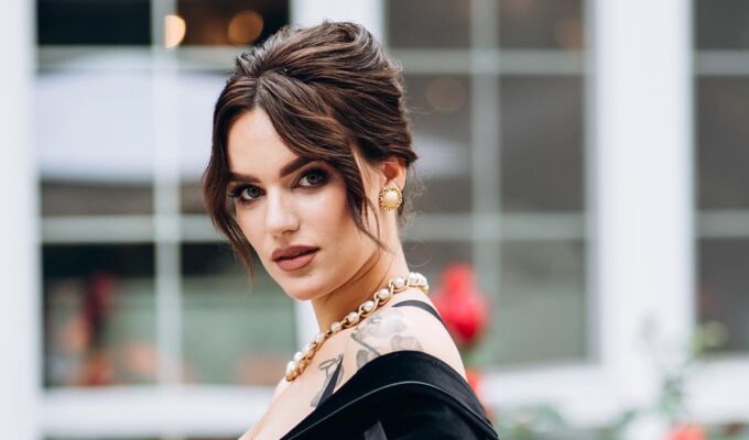 Стилістка Галина Денисюк розповіла про свій професійний шлях, натхнення з дитинства, перші кроки у сфері моди та успішний старт власної колекції одягу.