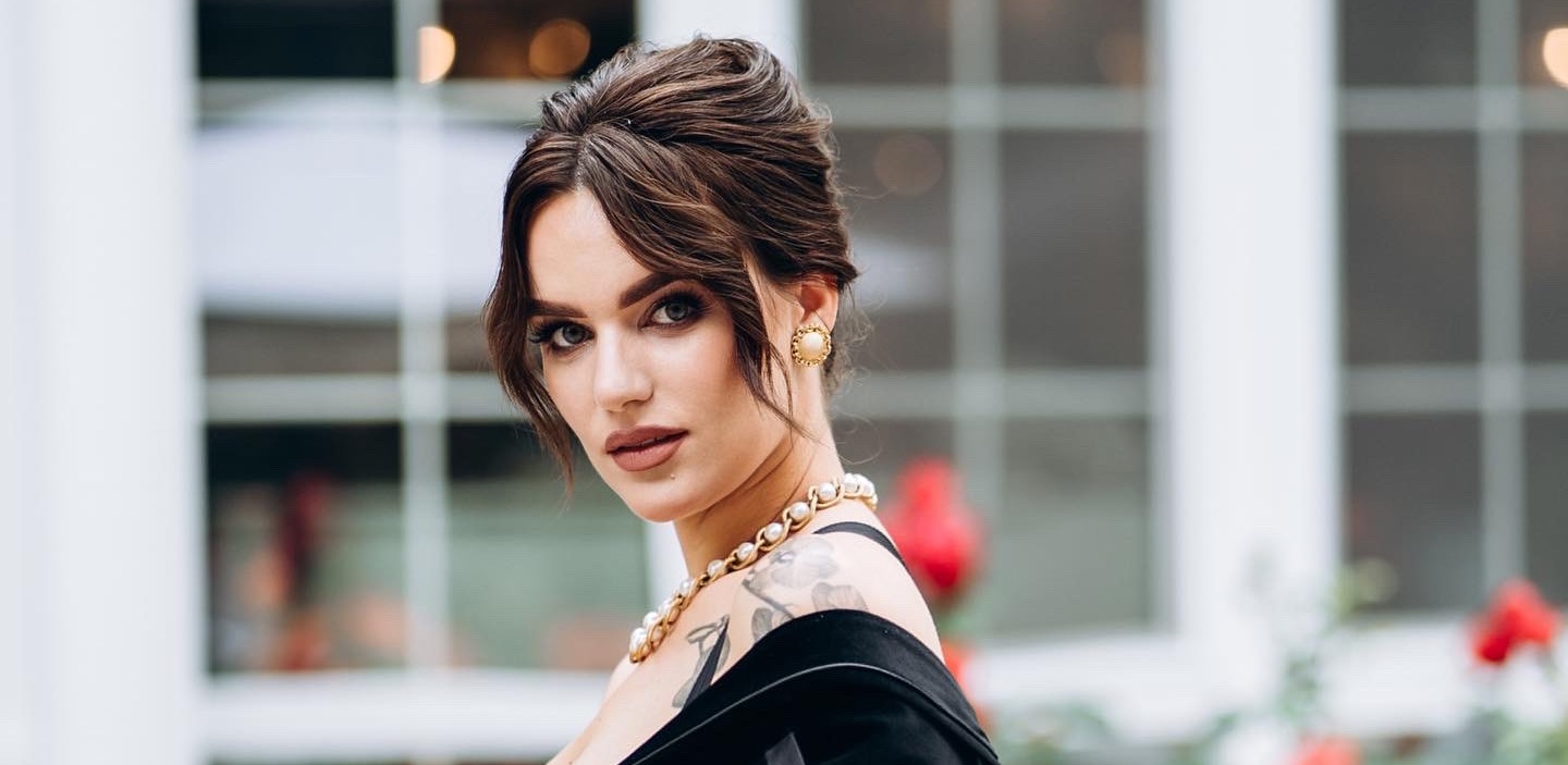 Стилістка Галина Денисюк розповіла про свій професійний шлях, натхнення з дитинства, перші кроки у сфері моди та успішний старт власної колекції одягу.