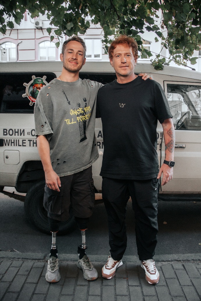 «1% війни» – це нетрадиційний документальний фільм. Це лаконічне, але надзвичайно потужне реаліті кіно, що складається з кількох історій, об’єднаних однією локацією, одним фронтом, одним часовим проміжком та однією війною.