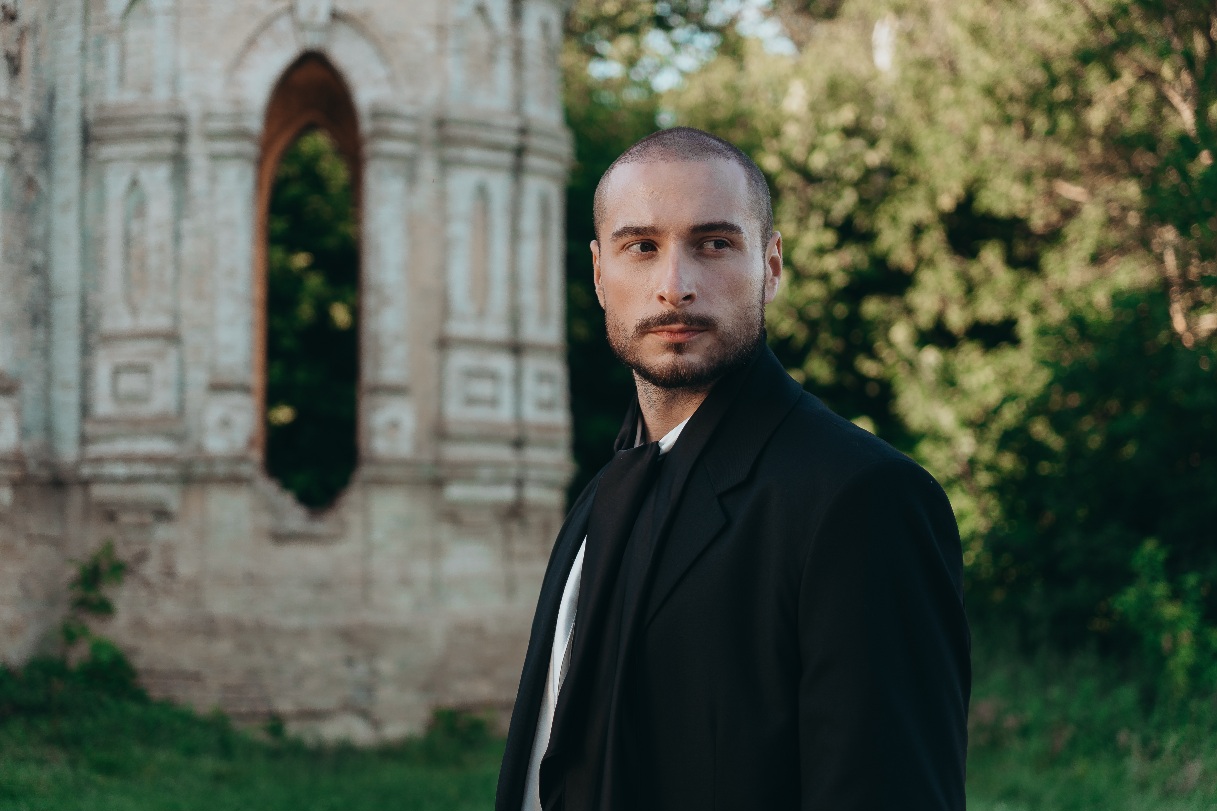 Для мене ‘Крила лелеки’ дуже особиста річ, і я радий, що вона отримала саме таке життя. Коли я вперше її почув я зрозумів, що вона відгукуєтся в моєму серці, тому я одразу звернувся до автора слів і музики відомого DNK, треки якого наразі очолюють головні топчарти країни. Згодом я дописав куплети і вийшов по моєму відчуттю справжній хіт.