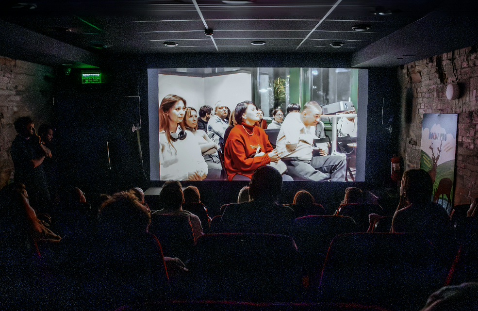 «1% війни» – це нетрадиційний документальний фільм. Це лаконічне, але надзвичайно потужне реаліті кіно, що складається з кількох історій, об’єднаних однією локацією, одним фронтом, одним часовим проміжком та однією війною.