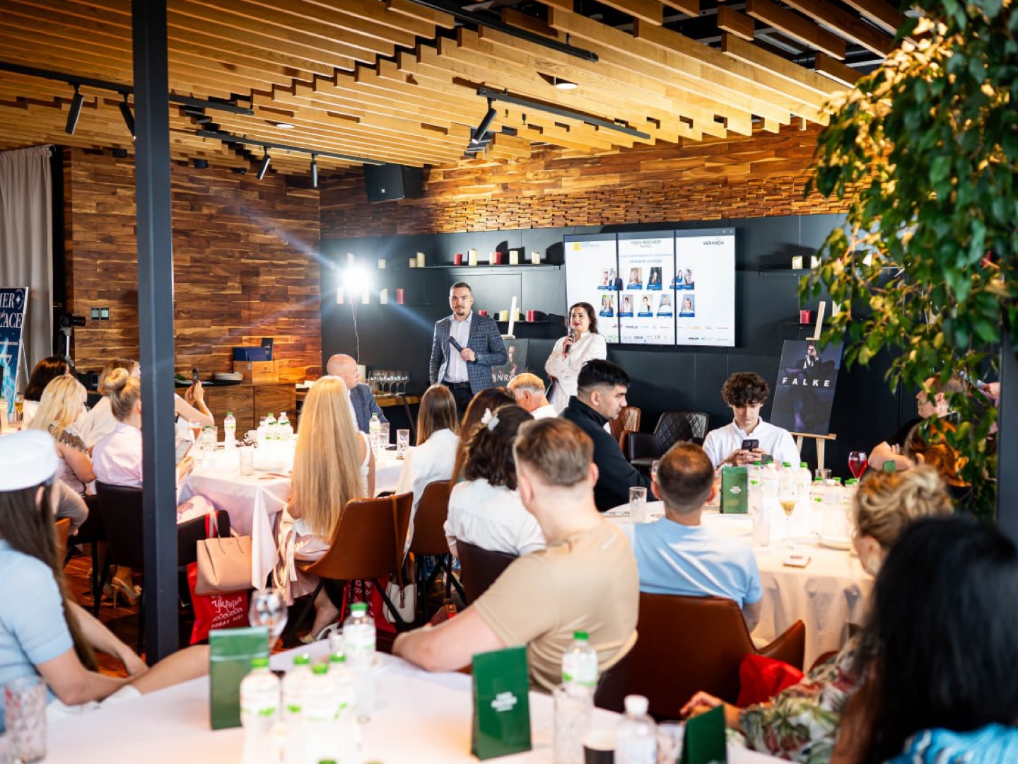 30 липня ресторан Veranda on the River став місцем зустрічі підприємців, управлінців, експертів і лідерів, які не чекають мирного завтра, а вже сьогодні працюють над тим, аби країна відновлювалась.