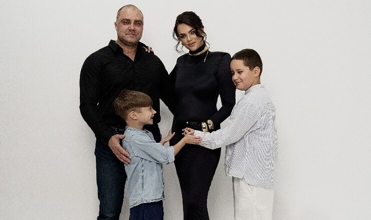 Українська стилістка та блогерка Галина Денисюк поділилася зворушливою сімейною фотосесією, яка одразу викликала хвилю теплих емоцій у мережі.