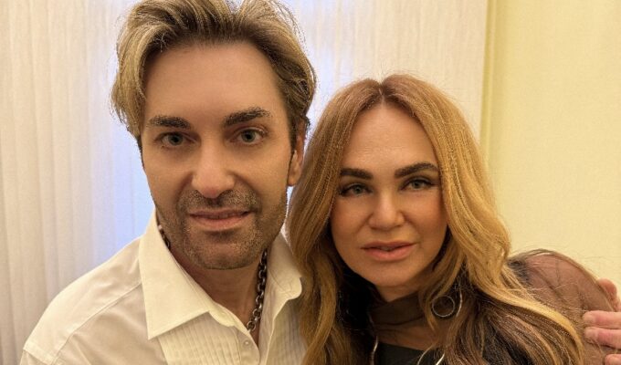 Українська співачка OKSANA VOYAGE потішила шанувальників новим стильним відео. Артистка запально станцювала під свій хіт «Вояж вояж» разом із EL Кравчуком, а ролик швидко зібрав сотні вподобань та десятки коментарів.