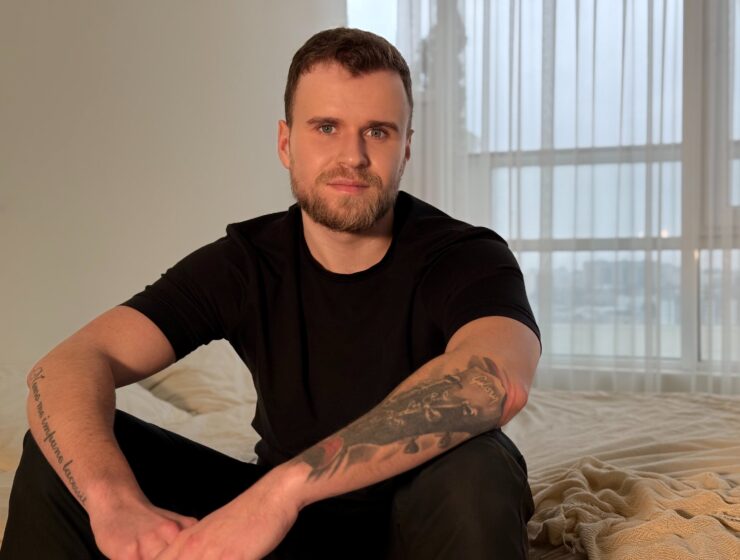 Романтик української сцени, співак і композитор Влад Гнатовський презентує трек “Просто повір”.
