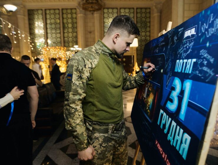 У Києві завершуються зйомки новорічної стрічки "Потяг у 31 грудня". Сімейна зворушлива комедія вийде на великі екрани 1 січня 2025 року.