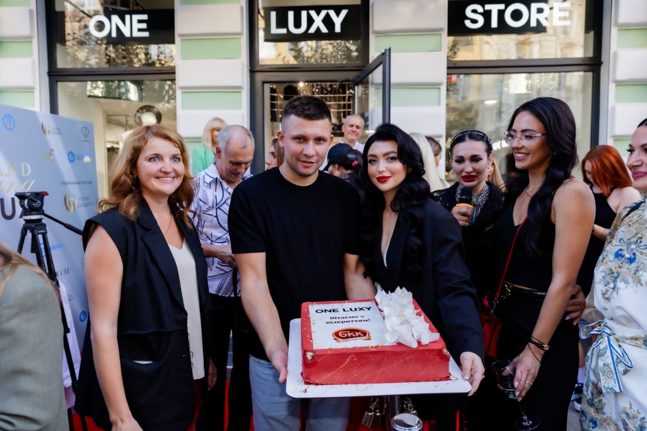 28-го вересня у Києві на вул. Велика Васильківська, 28 відкрився новий двоповерховий fashion простір українського бренду ONE LUXY. 