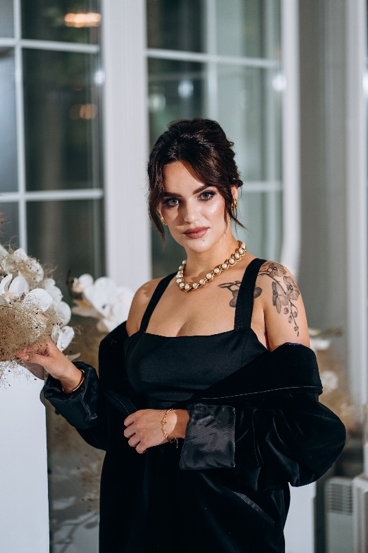 Стилістка Галина Денисюк розповіла про свій професійний шлях, натхнення з дитинства, перші кроки у сфері моди та успішний старт власної колекції одягу.