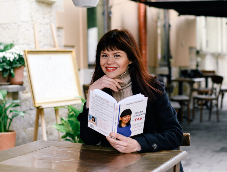 Найкраща бізнес-тренерка України за версією UKRAINIAN BUSINESS AWARD, письменниця (Кращі книги України 2017/20/24), номінантка на Шевченківську преміюʼ25, експертка з продажів державної програми Дія.Бізнес Людмила Калабуха розповідає про свій шлях у літературі, головні теми своїх книг і про те, як не боятися можливостей.