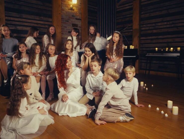 Співачка YAGODA поєднала відому колядку «Щедрик» з авторською піснею і так створила різдвяний хіт. 