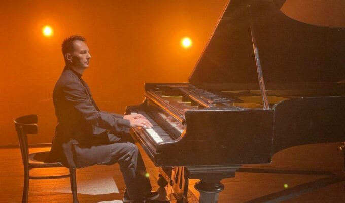 Тарас Курчик, лауреат першого фестивалю «Червона рута» та засновник всеукраїнського проєкту «Українська пісня/Ukrainian Song Project», презентує прем’єру - нове прочитання відомого хіта 70-х років «Явір і яворина».