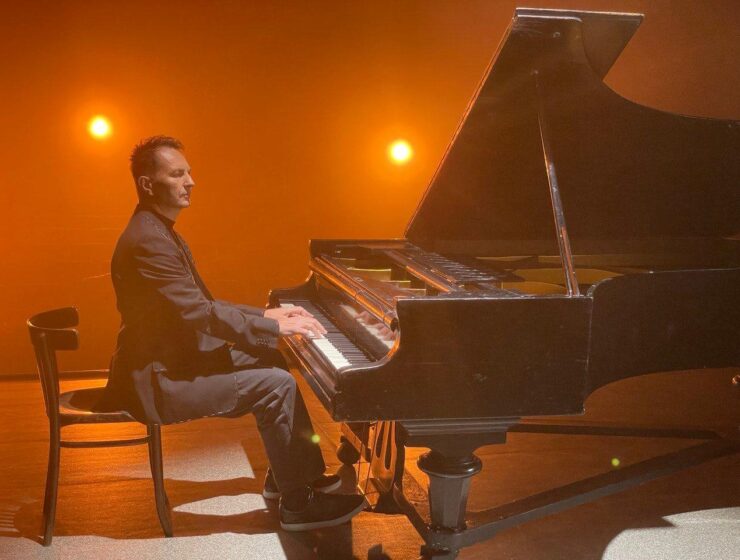 Тарас Курчик, лауреат першого фестивалю «Червона рута» та засновник всеукраїнського проєкту «Українська пісня/Ukrainian Song Project», презентує прем’єру - нове прочитання відомого хіта 70-х років «Явір і яворина».